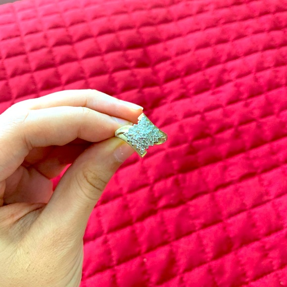 Beautiful 10K Gold Ring - Picture 2 of 4